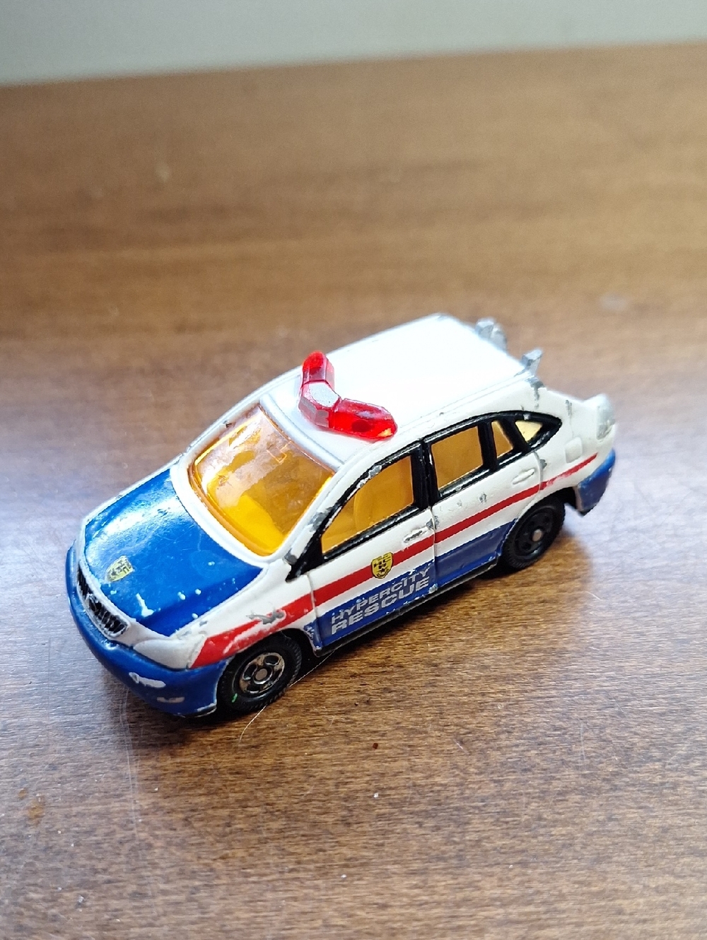Harrier Lexus Rx 3 Rescue Sedan Toy Car with Red Light No 62 By Tomica